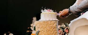 who should pay for the wedding cake