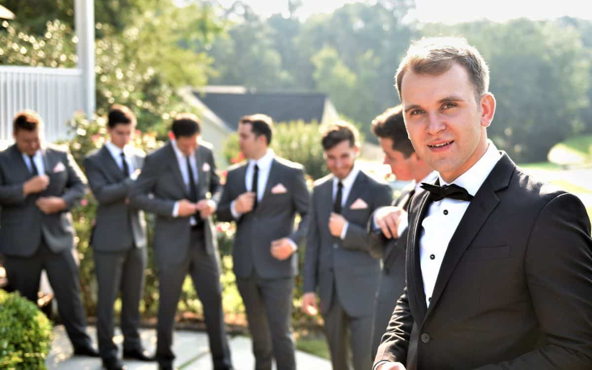Wedding Usher vs. Groomsmen: What's the Difference?
