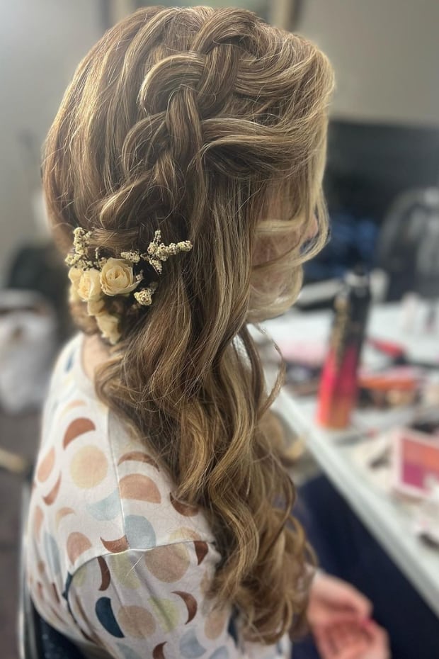 Looking for timeless bridesmaid hairstyles? Check out these 10 classic looks that will make your bridal party shine on your special day. From elegant updos to romantic curls, find your dream hairstyle! #BridesmaidHairstyles #weddinghairstyles #weddinginspiration