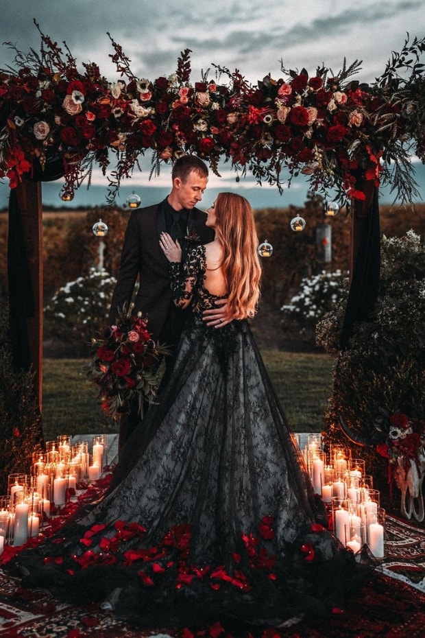 Discover 6 Stunning All Black Wedding Ideas to Elevate Your Big Day! 🖤 From Elegant Dresses to Gothic Flowers and Decadent Cakes, Find Inspiration to Create an Unforgettable Wedding Experience.