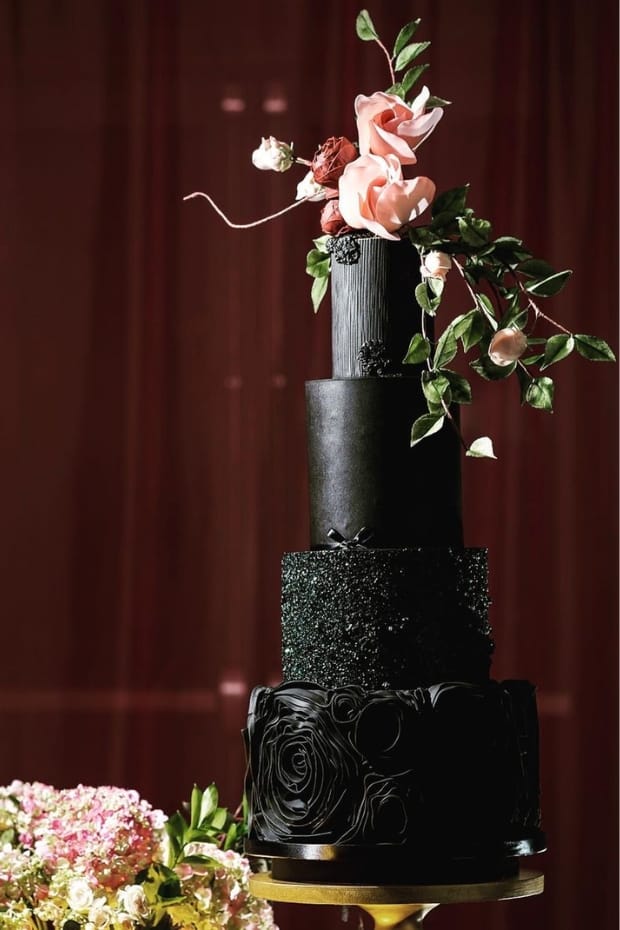 Discover 6 Stunning All Black Wedding Ideas to Elevate Your Big Day! 🖤 From Elegant Dresses to Gothic Flowers and Decadent Cakes, Find Inspiration to Create an Unforgettable Wedding Experience.