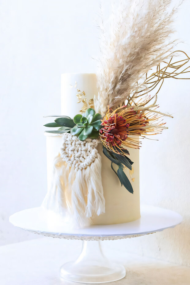 Flavor profiles that complement macramé-inspired cakes