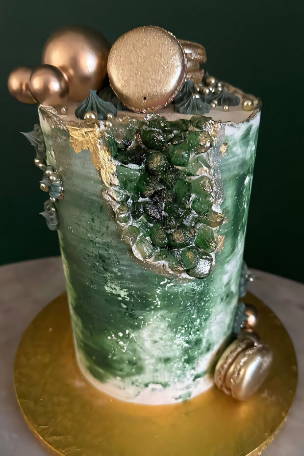 Popular flavors and fillings for delicious geode-inspired cakes